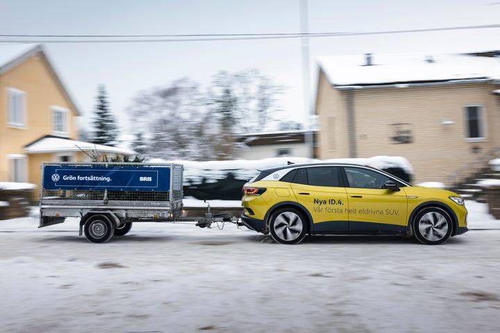 Volkswagen har samlat in utslängda julgranar med hjälp av sin nya elbil ID.4.
