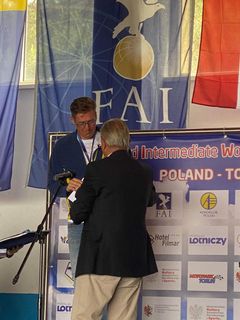 Fredrik får diplom och FAI:s VM silver. Foto: Hanna Räihä.