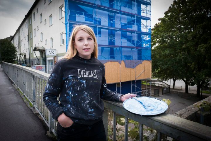 Linnea Rygaard har på uppdrag av Familjebostäder och Stockholm konst smyckat en husgavel på Stövargatan i Rågsved. Fotograf: Gustav Kaiser.