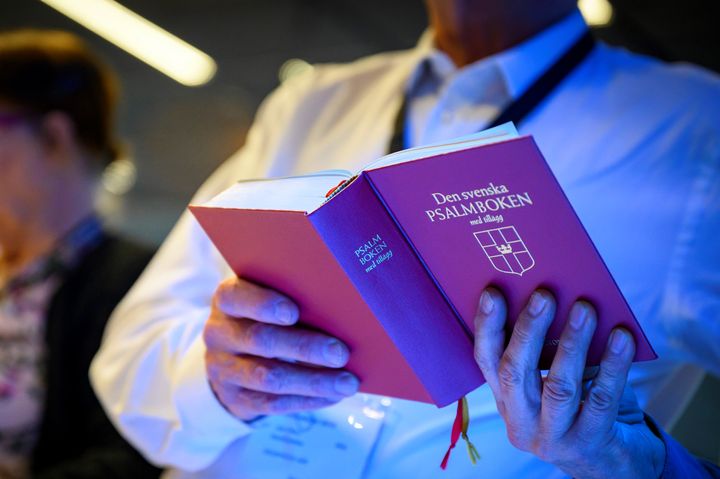 Svenska kyrkans nuvarande psalmbok från 1986 ska nu revideras - en process som kommer att ta tid. Foto: Magnus Aronson/Ikon.