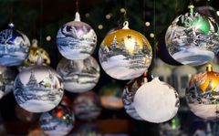 Handmade Glass Christmas Balls © Adobe Stock/dieter76v