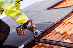 E.ON uppmanar kunderna till att påminna installatörer om att skicka in en föranmälan i god tid för att minska risken för att inte kunna producera el direkt efter att solpanelen kommit på plats.
Foto: Christian Andersson, Apelöga