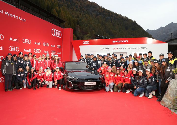 Audi fortsätter som partner till internationella skidförbundet (FIS). På bilden alpina landslag från Tyskland, Frankrike, Italien, Norge, Österrike, Sverige och Schweiz inför säsongspremiären i Sölden.