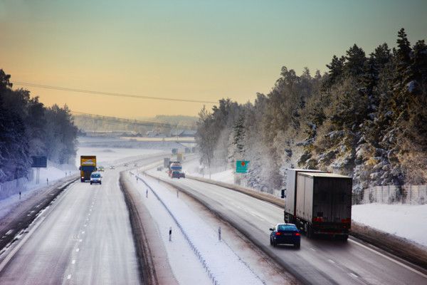 Den 1 december är den krav på vinterdäck på vägar med vinterväglag. Kravet gäller både lätta och tunga fordon.