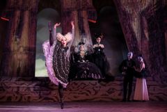 Daria Ivanova som Barnhemsföreståndarinnan. Askungen, Kungliga Baletten. Askungen. Foto Kungliga Operan/Carl Thorborg