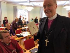 Biskop Johan Dalmans nya bok handlar om hur vi i framtiden kan använda våra kyrkorum. Kyrkoherdar och förtroendevalda på presidiekonferens på stiftsgården Stjärnholm var de första som fick varsitt exemplar av boken.