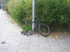 Trasiga cyklar städas bort. Foto Umeå kommun.