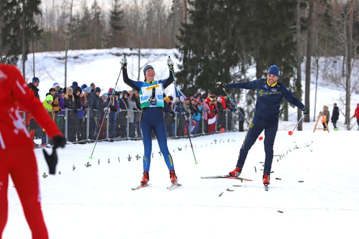 Elin Schagerström och Linus Rapp tillsammans över mållinjen som bronsmedaljörer på sprintmixstafetten. Bild: Tilda Andersson.