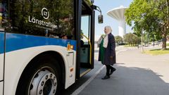 Resenär i kollektivtrafik som kliver på stadsbussen
