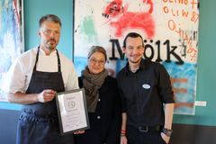 Hotell Kristina fick ta emot priset som bästa ekologiska restaurang - i år igen. På bilden: Köksmästare Tobias Strömberg och restaurangchef Robin Eliasson som just fått emotta diplom fårn Gill Brodin (C), ordförande i Agenda 2030-beredningen i Sigtuna kommun.