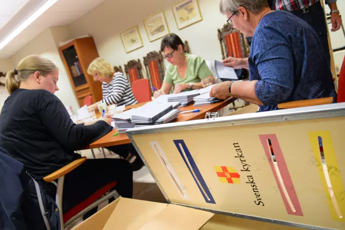 Ett 30-tal personer hjälptes åt att under åtta dagar räkna rösterna i Västerås stift. (Bilden är från sammanräkningen i Luleå stift).