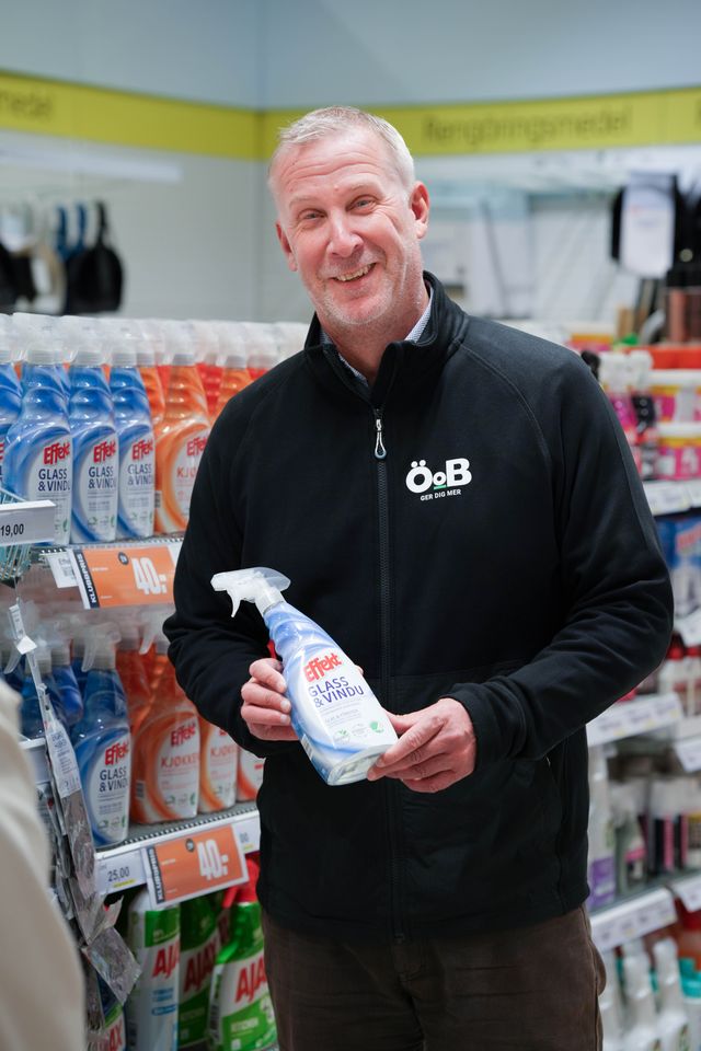 ÖoB – VD Anders Lorentzon visar rengöringsprodukt i butik