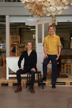 Jonas Carlehed, hållbarhetschef IKEA Sverige tillsammans med Sofia Bystedt, centrumledare för ReTuna Återbruksgalleria. Foto: Henrik Mill/IKEA