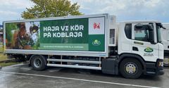 Arlas nya biogaslastbil levererar Gotlandsmjölk till butiker i Visby.