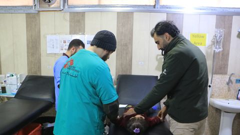 Redan ett par timmar efter jordbävningen var Läkare Utan Gränsers medarbetare igång med akuta hjälpinsatser. Bilden är från sjukhuset i Atmeh, nordvästra Syrien. Foto: Abdul Majeed Al Qareh