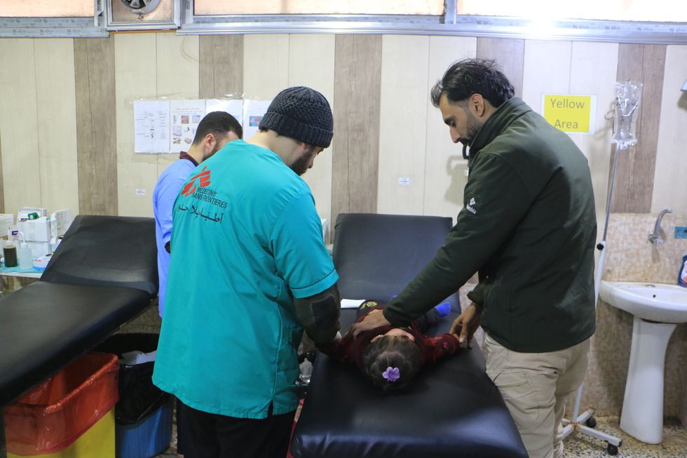 Redan ett par timmar efter jordbävningen var Läkare Utan Gränsers medarbetare igång med akuta hjälpinsatser. Bilden är från sjukhuset i Atmeh, nordvästra Syrien. Foto: Abdul Majeed Al Qareh
