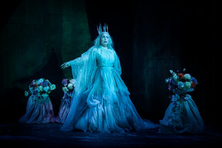 Familjeoperan Snödrottningen på Kungliga Operan. Snödrottningen spelas av Susanna Stern. Foto: Markus Gårder/Kungliga Operan