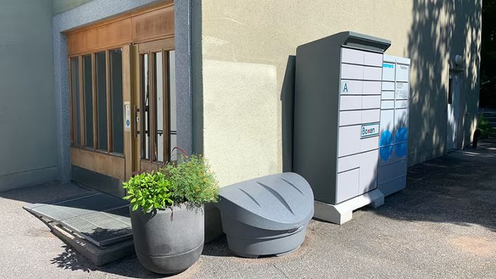 Paketboxar intill Svenska Bostäders fastighet på Kannjutargränd i Vällingby. Fotograf: Helen Alfvegren.