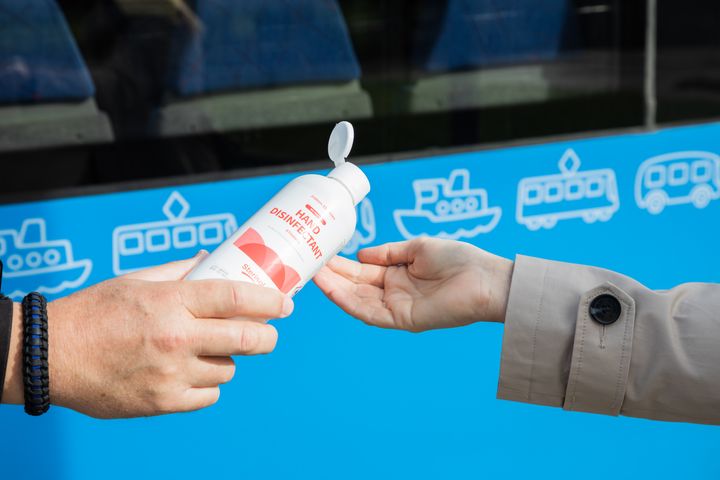 Avstånd och handhygien ingår i biljettkontrollanternas nya corona-säkra arbetsmetoder. Foto: Eddie Löthman