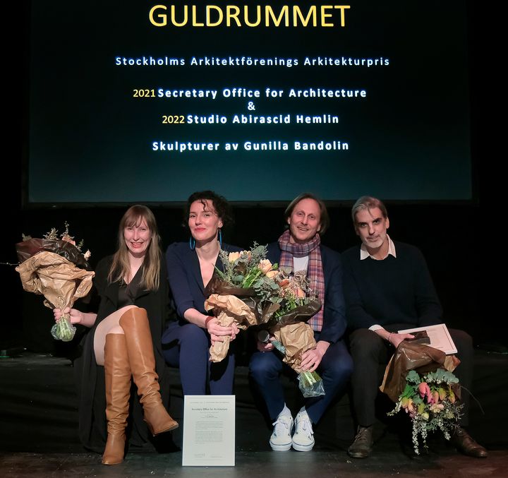 Vinnarna av Stockholms Arkitektförenings pris Guldrummet 2021: Helen Runting, Karin Matz och Rutger Sjögrim från Secretary. Abirascid Hemlin från Studio Abirascid Hemlin vann Guldrummet 2022. Foto: Sören Andersson