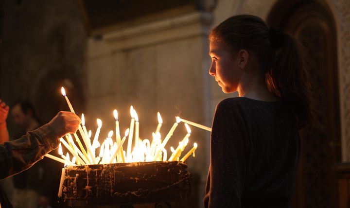 Kristna tänder ljus under påskfirandet i Uppståndelsekyrkan i Jerusalem. 
Fotograf: Anna Hjälm