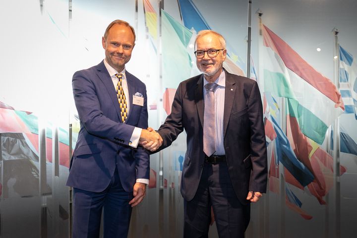 Från vänster, CEO och NIB-president André Küüsvek, samt EIB:s president Werner Hoyer.