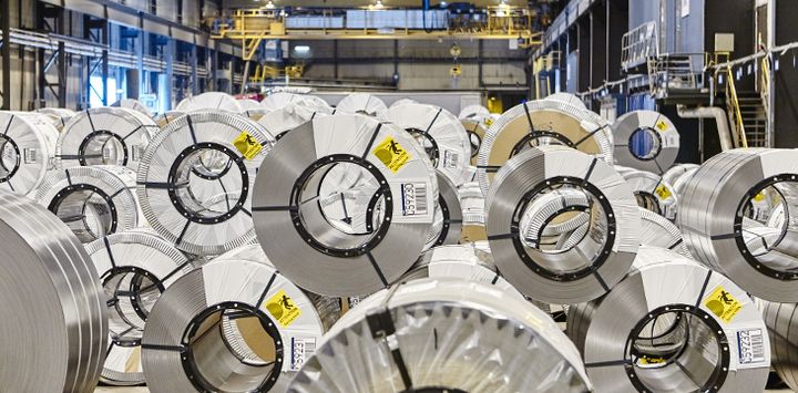 Emballerade rullar med tunnplåt (coils) i väntan på vidare transport till kunder över hela världen. Foto: Pia Nordlander, Jernkontorets bildbank.