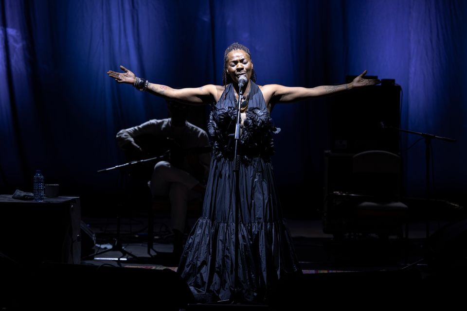 Världssångerskan Buika från Spanien kommer till UKK 16 maj 2026. Att uppleva henne live är att kliva in i ett musikaliskt universum där många traditioner tar form i en och samma uttrycksfulla röst – helt unik. Foto: Arda Aytan