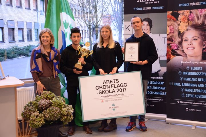 Foto: Mattias Strindgård På bilden: Miljöminister Karolina Skog, eleverna Simon Almsaddi, Moa Enkvist Petersson och Elliot Back från skolans Grön Flagg-råd.