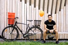 Tv-profilen och hälsoinspiratören Stephan Wilson cyklar Vätternrundan tillsammans med Diakonia för Världens barn. Foto: Anna Lygnebrandt