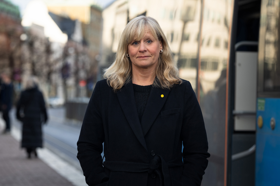 Åse_utomhus_med_blomma_webb