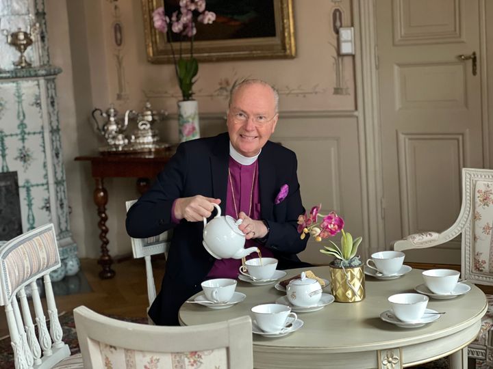 Biskop Johan Dalman lovar trevligt sällskap till teet.