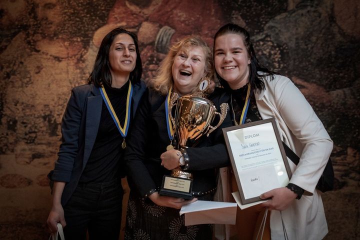 Guld till Julia Ganerud och Karolina Anurova-Prykhodko från Internationella Hotell- och Restaurangskolan i Stockholm, här med sin lärare Carin Ingelsson