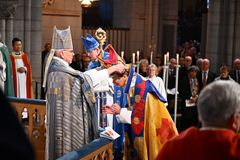 Marika Markovits ikläds biskopsmitran av ärkebiskop Martin Modéus. Foto: Magnus Aronsson/IKON