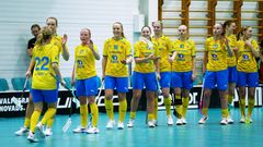 Sverige firar ett av målen mot Lettland. Wilma Johansson (nr 13) fjärde person från vänster. Foto: Svensk Innebandy/Martin Almroth