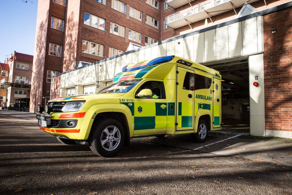 Ambulans lämnar Centrallasarettet Växjö
