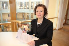 Ulrika Granfors, förvaltningschef i Kungsbacka kommun, skriver under avtalet med MUCF. Foto: Kristina Axelsson.