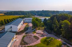 Den nya modulskolan på Gränby sportfält. (Foto: Anton Körberg, Box Communications /Parmaco)