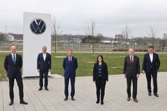 Från vänster: Ralf Brandstätter (VD Volkswagen), Christian Vollmer (medlem i Volkswagens ledningsgrupp med ansvar för produktion), Herbert Diess (VD, Volkswagen-koncernen), Daniela Cavallo (ordförande företagsrådet),  Stephan Weil (ministerpresident Niedersachsen) och Gunnar Kilian (HR-chef).