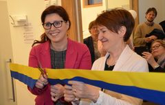 Vivianne Macdisi (S), regionråd och Gunilla Swanholm, tandvårdsdirektör, inviger Folktandvården Stationen. Kliniken har en egen profil med snabbspår och nya arbetssätt.