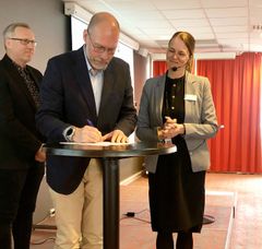 Skolfastigheters vd Mikael Carstensen signerar medlemskapet vid Uppsala klimatprotokolls rundabordsträff 1 juni 2023 (till höger: Ida Bylund Lindman, hållbarhetschef Uppsala kommun).