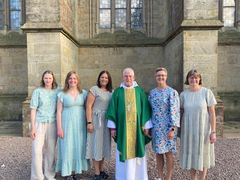 Kyrkomusikerna Wilma Persson och Natalia Johansson och församlingspedagogerna Christine Ohliw, Sofia Andersson och Monica Schrewelius tillsammans med biskop Åke Bonnier. Foto: Josefin Roos