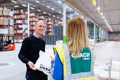 Mikael Redin, VD och ansvarig för IKEAs distribution i Norden, pratar med en kollega.