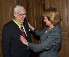 Carl Gustaf Ehrenheim mottar Kulturarvsmedaljen, från kulturminister Lena Adelsohn Liljeroth.