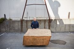Cecilia Edefalk med skulpturen Stenen