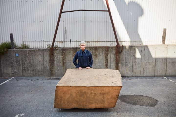 Cecilia Edefalk med skulpturen Stenen