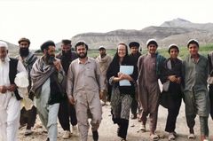 Pia Karlsson tillsammans med afghanska kollegor på väg till en skola i Nangarharprovinsen, Afghanistan. Några elever har slagit följe. 1997. Foto: Eva Wernlid
