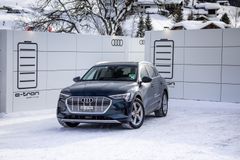 Audi e-tron laddas vid megapowerbank byggd av återvunna batterier