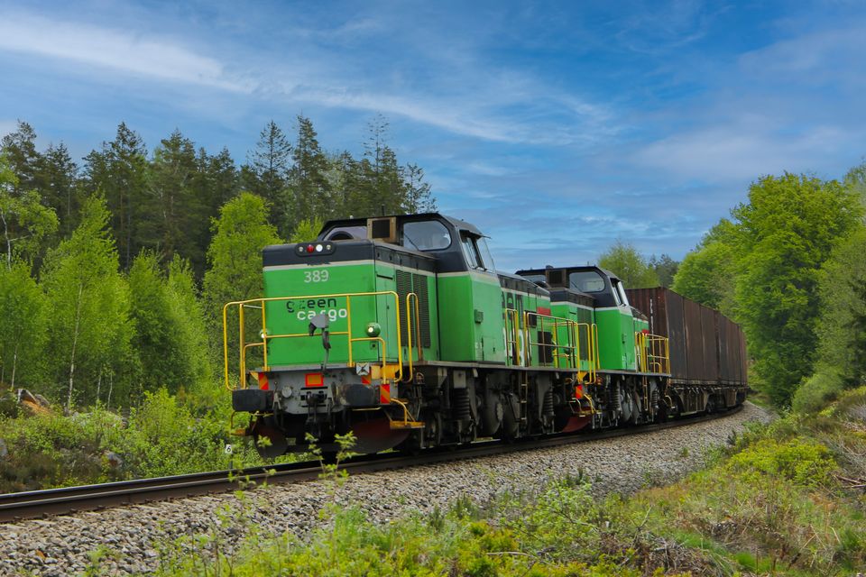 Green Cargo godståg passerar genom Småland