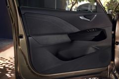 Dörrarna har byggts om för att få mjukare och större ytor.